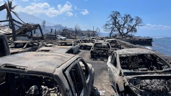 En esta foto proporcionada por Tiffany Kidder Winn se ven coches quemados después de que un incendio forestal arrasara Lahaina, Hawai, el 9 de agosto de 2023. (Crédito: Tiffany Kidder Winn/AP)