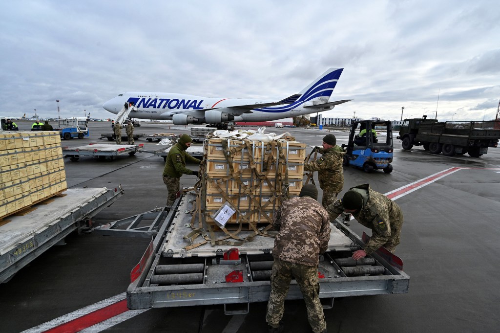 Militares ucranianos descargan un Boeing 747-412 que transporta ayuda militar estadounidense en el aeropuerto Boryspil de Kyiv, Ucrania, el 9 de febrero de 2022. (Foto: Sergei Supinsky/AFP/Getty Images)