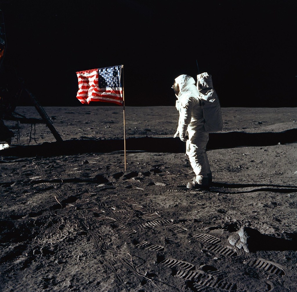 El astronauta Edwin E. Aldrin Jr. posa para una fotografía junto a la bandera de Estados Unidos desplegada durante una actividad extravehicular del Apolo 11 en la superficie lunar. (Foto: NASA)