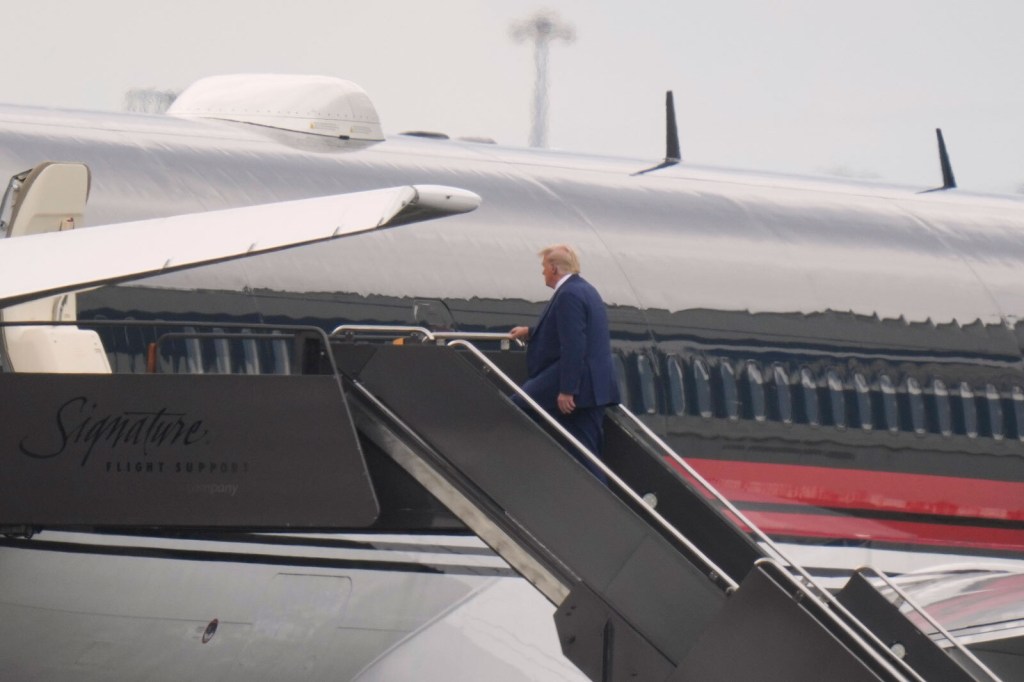 El expresidente Donald Trump sube a su avión en el Aeropuerto Internacional Newark Liberty en Newark, Nueva Jersey, este jueves. (Foto: Seth Wenig/AP)