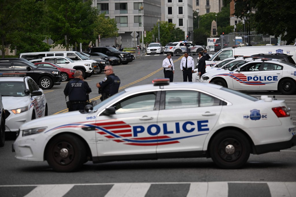 La Policía bloquea una calle cerca del Tribunal estadounidense E. Barrett Prettyman en Washington este jueves. (Foto: Mandel Ngan/AFP vía Getty Images)