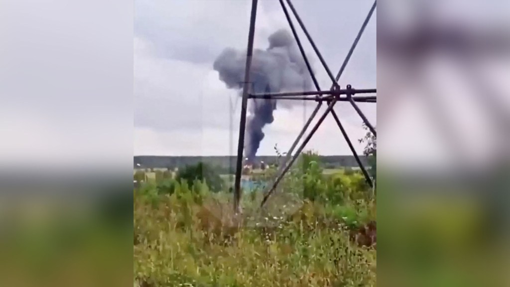 Una imagen muestra el humo que se eleva por encima de un avión en llamas en la región de Tver, Rusia, en esta captura de video publicada este miércoles. (Foto: Ostorozhno Novosti/Reuters)