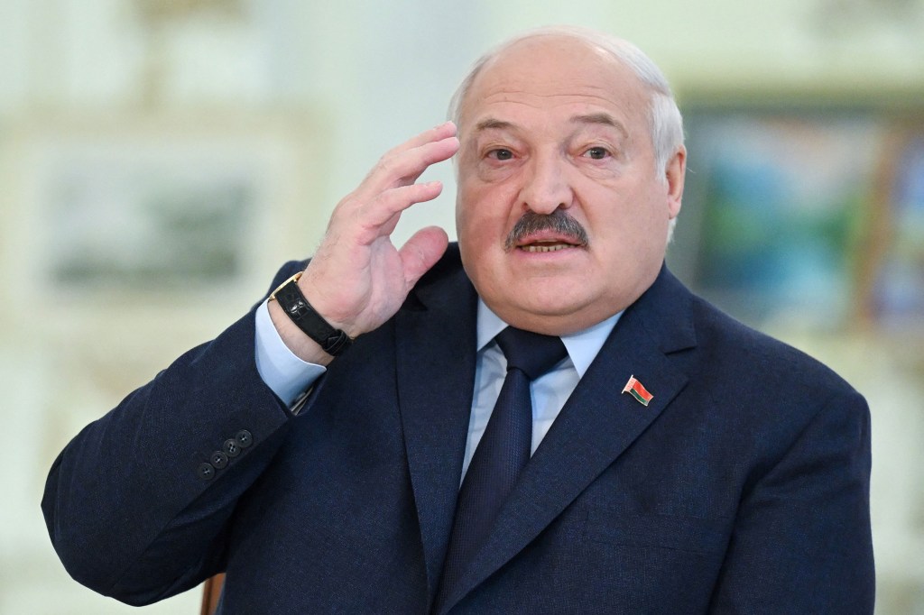 El presidente de Belarús, Alexander Lukashenko, habla en Minsk el 16 de febrero. (Foto: NATALIA KOLESNIKOVA/AFP vía Getty Images)