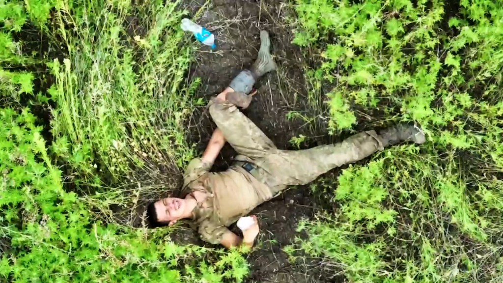Un dron muestra al soldado ucraniano herido Serhiy mientras espera a ser rescatado tras ser separado de su unidad. (Crédito: Ejército de Ucrania)