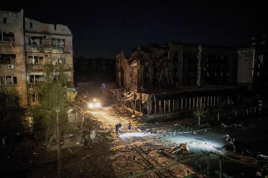 Rescatistas trabajan en un edificio destruido durante un ataque ruso con misiles en Pokrovsk el 8 de agosto. (Foto: Viacheslav Ratynskyi/Reuters)