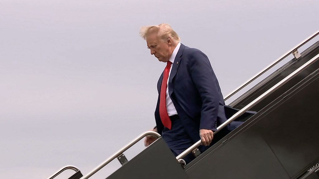 Trump llega al Aeropuerto Nacional Reagan. (Foto: CNN)