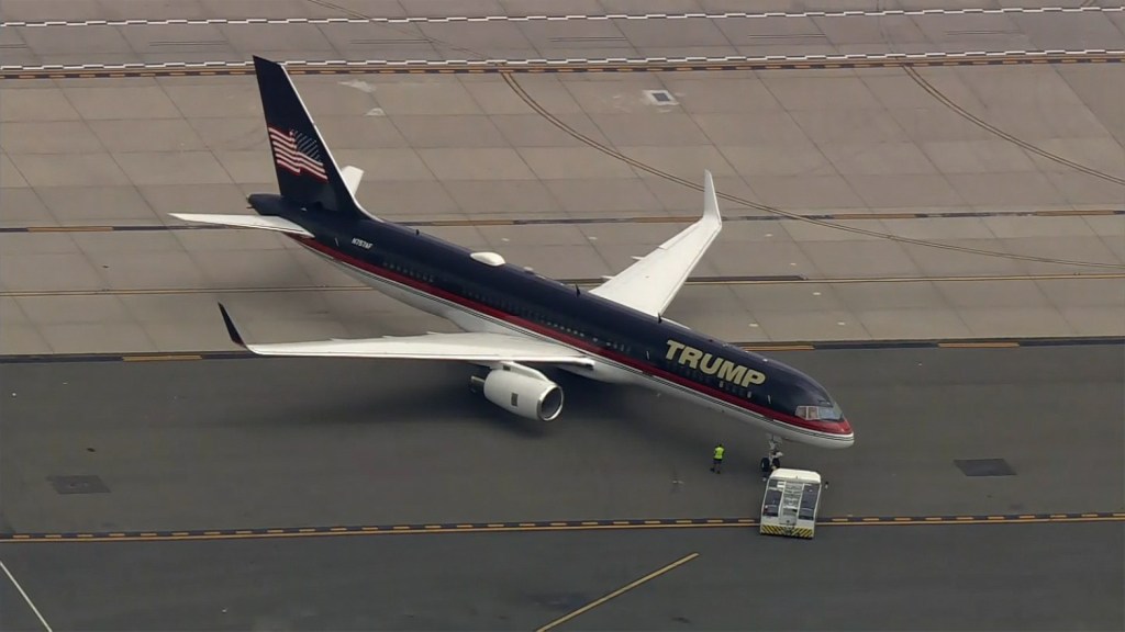 El avión del expresidente Donald Trump circula este jueves en el aeropuerto internacional de Newark. (Crédito: WCBS)