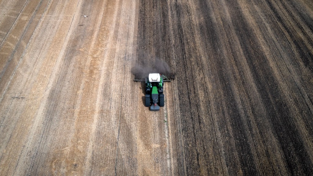 Un tractor trabaja el campo en una granja privada en Zhurivka, región de Kyiv, Ucrania, el jueves 10 de agosto de 2023. (Foto: Efrem Lukatsky/AP/Archivo)