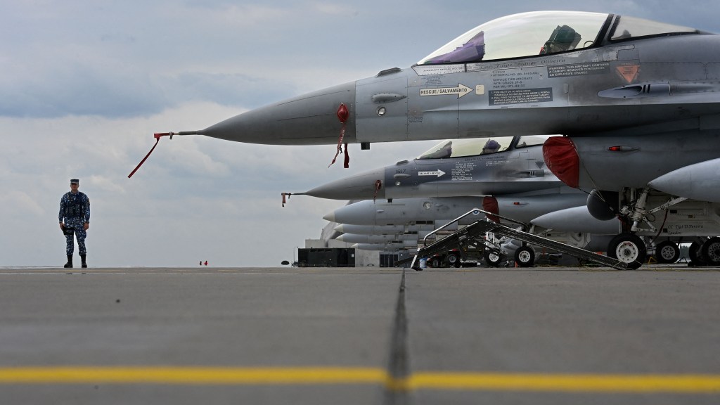 Aviones F-16 de la Fuerza Aérea de Portugal y la Fuerza Aérea de Rumania en la pista del aeropuerto de Siauliai (Lituania) durante un ejercicio de la OTAN en el marco de la misión de Policía Aérea de la OTAN el 4 de julio. (Foto: John Thys/AFP vía Getty Images)