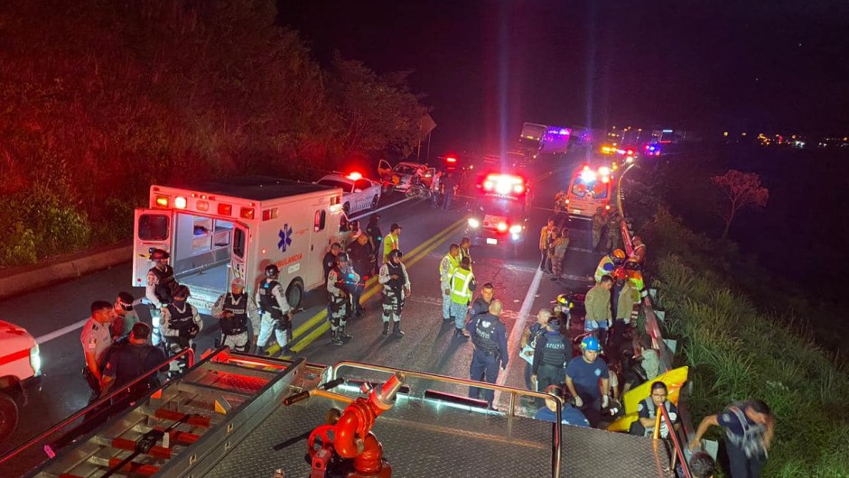 Al menos 15 muertos por un accidente en el oeste de México. (Foto: Protección Ciudadana y Bomberos de Nayarit)