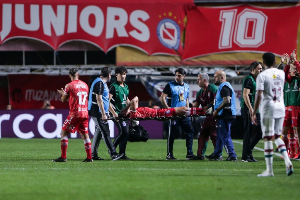 El defensor de Argentinos Juniors Luciano Sánchez sale lesionado tras una desafortunada jugada con Marcelo.