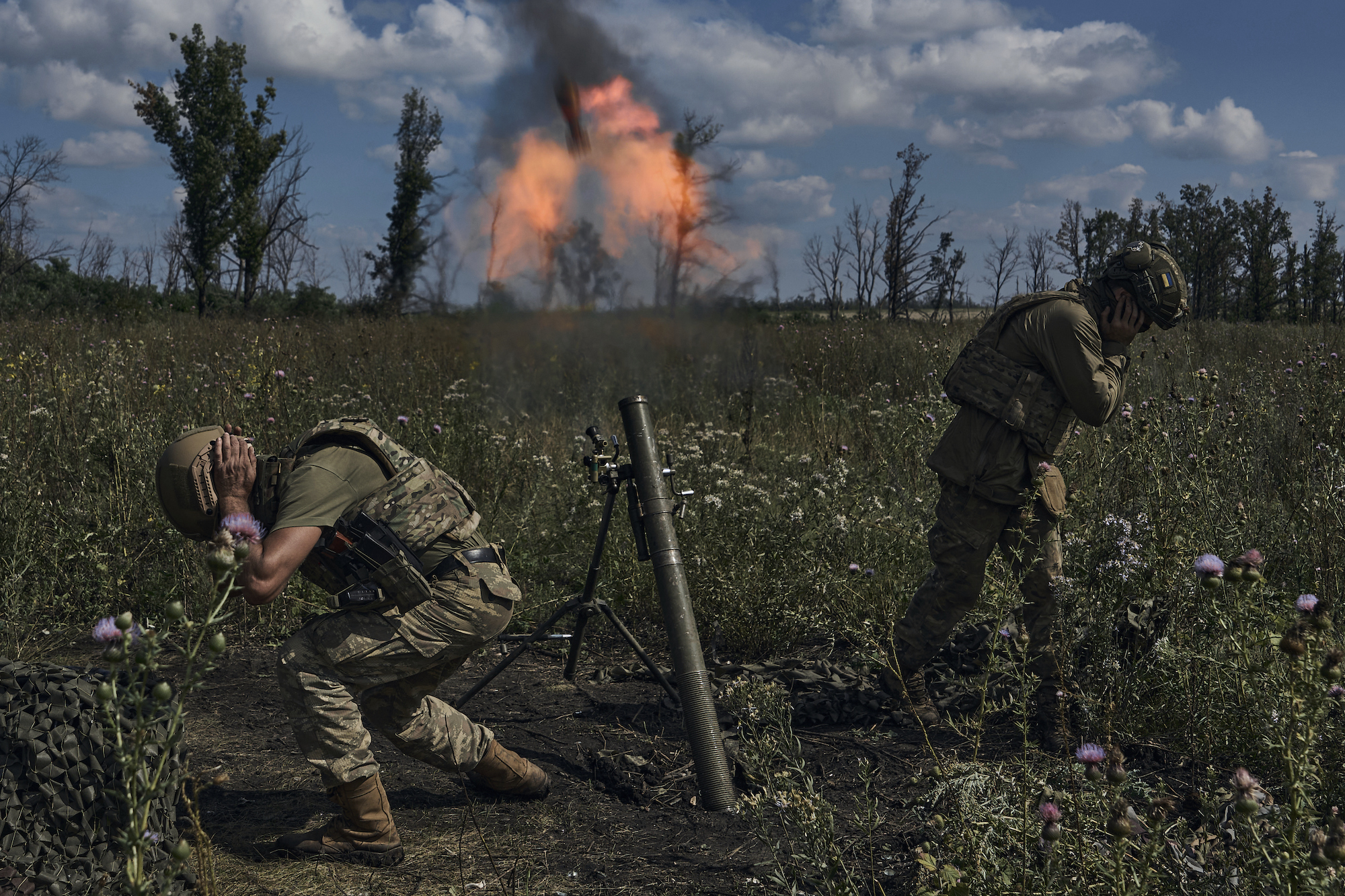 Soldados ucranianos disparan un mortero sobre posiciones rusas en la línea del frente, cerca de Bakhmut, en la región de Donetsk, Ucrania, el 12 de agosto de 2023. (AP photo/Libkos)