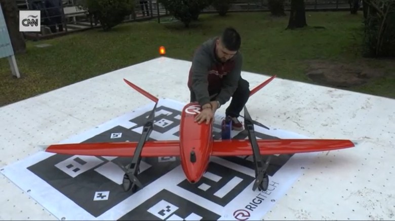 Este dron puede llevar material biológico vital a lugares poco accesibles en Uruguay. (Crédito: CNN)