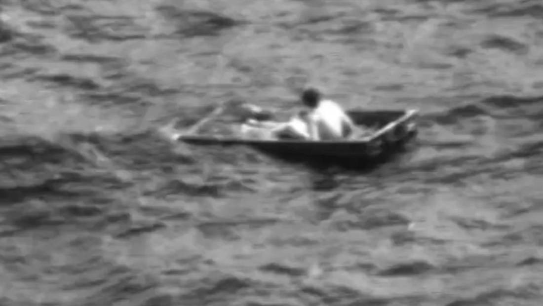 Un hombre que desapareció en un barco de casi 4 metros frente a la costa de Florida es visto momentos antes de ser rescatado este sábado en una imagen tomada de las tomas publicadas por la Guardia Costera de Estados Unidos. (Foto: Guardia Costera de Estados Unidos Sureste)