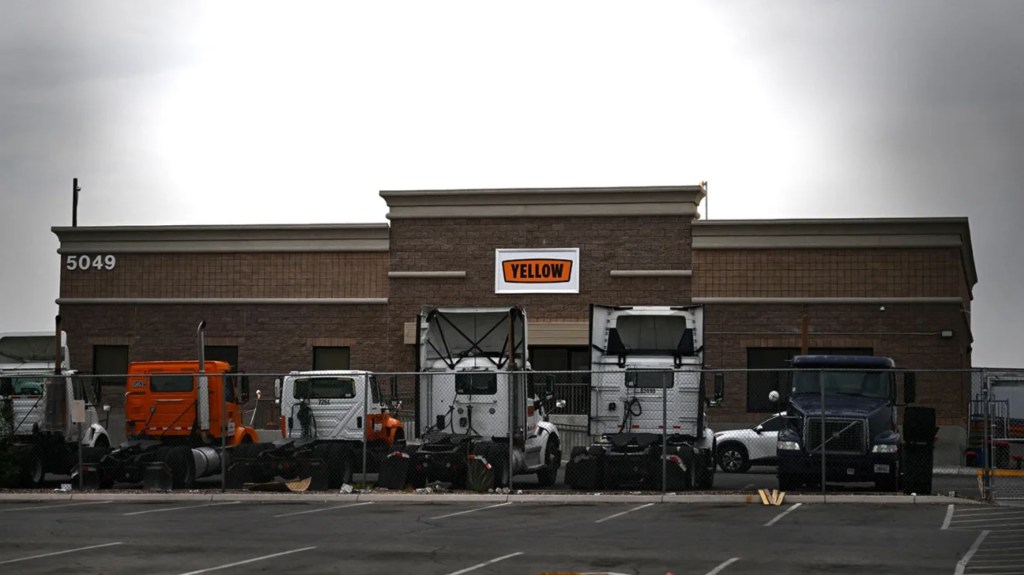 Camiones y remolques en un aparcamiento de Yellow Corp. en Las Vegas el 31 de julio, que cerró después de que la empresa cesara todas sus operaciones. (Foto: Patrick T. Fallon/AFP/Getty Images)