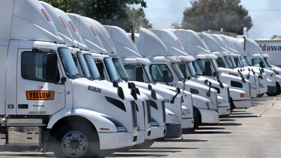 Camiones de Yellow Corp. inactivos en una instalación de la empresa el 31 de julio en Hayward, California. (Foto: Justin Sullivan/Getty Images)