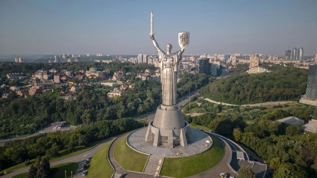 La estatua de acero, fotografiada con el escudo de armas de Ucrania este domingo, es una característica imponente del paisaje urbano de Kyiv. (Foto: Román Pilipey/AFP/Getty Images)