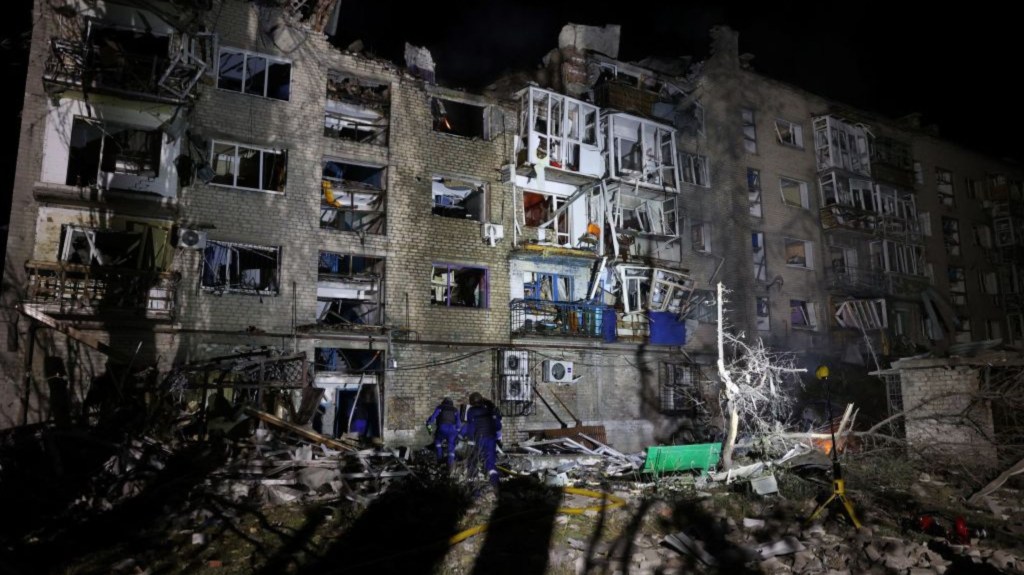 Socorristas trabajan cerca de un edificio residencial dañado tras los ataques con misiles rusos en Pokrovsk, región de Donetsk, en medio de la invasión rusa de Ucrania. (Foto: ANATOLII STEPANOV/AFP vía Getty Images)