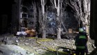 Rescatistas trabajan cerca de un edificio residencial dañado tras los ataques con misiles rusos en Pokrovsk, región de Donetsk, en medio de la invasión rusa de Ucrania. (Foto: ANATOLII STEPANOV/AFP vía Getty Images)