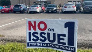 Un cartel instando a los votantes a votar "no" a la Cuestión 1 frente a la Junta Electoral del condado de Franklin en Columbus, Ohio, el 3 de agosto de 2023. (Foto: Samantha Hendrickson/AP)