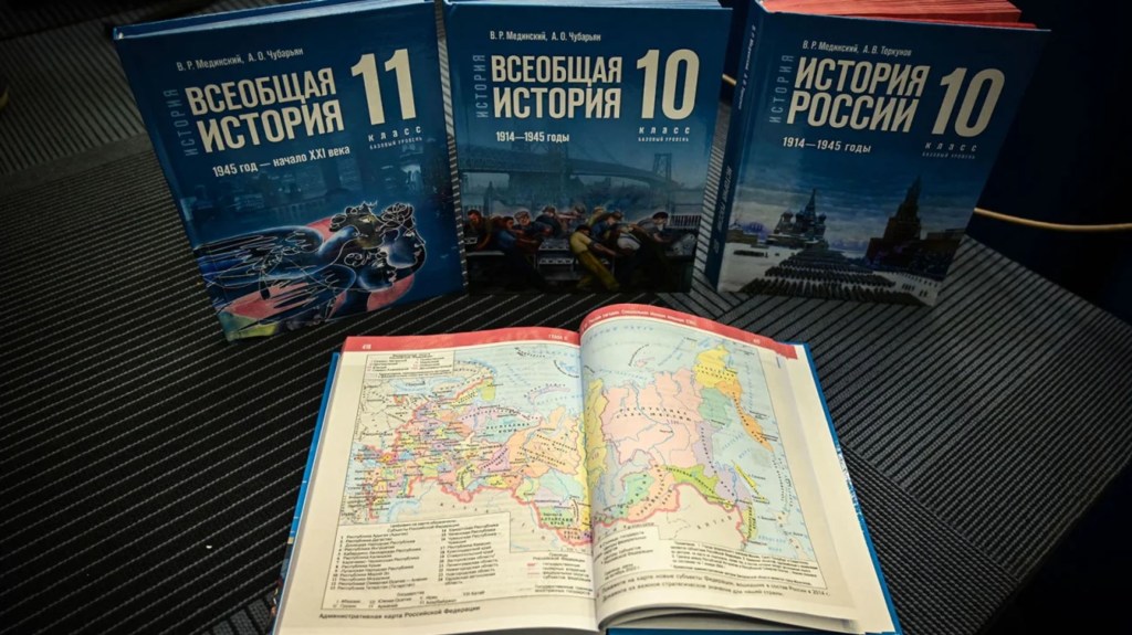 En los libros se incluye un mapa que muestra la Ucrania ocupada como parte de Rusia. (Foto: Yuri Kadobnov/AFP/Getty Images)
