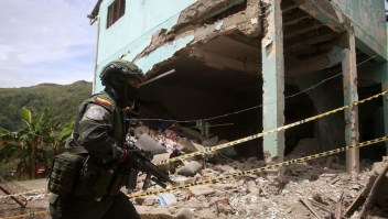 Un miembro de las Fuerzas Especiales pasa por delante de una escuela destruida por la explosión de un carro bomba el 28 de julio en Suárez, la ciudad natal de la vicepresidenta colombiana Francia Márquez, en el departamento del Cauca, Colombia, el 1 de agosto de 2023. (Foto: STRINGER/AFP vía Getty Images)