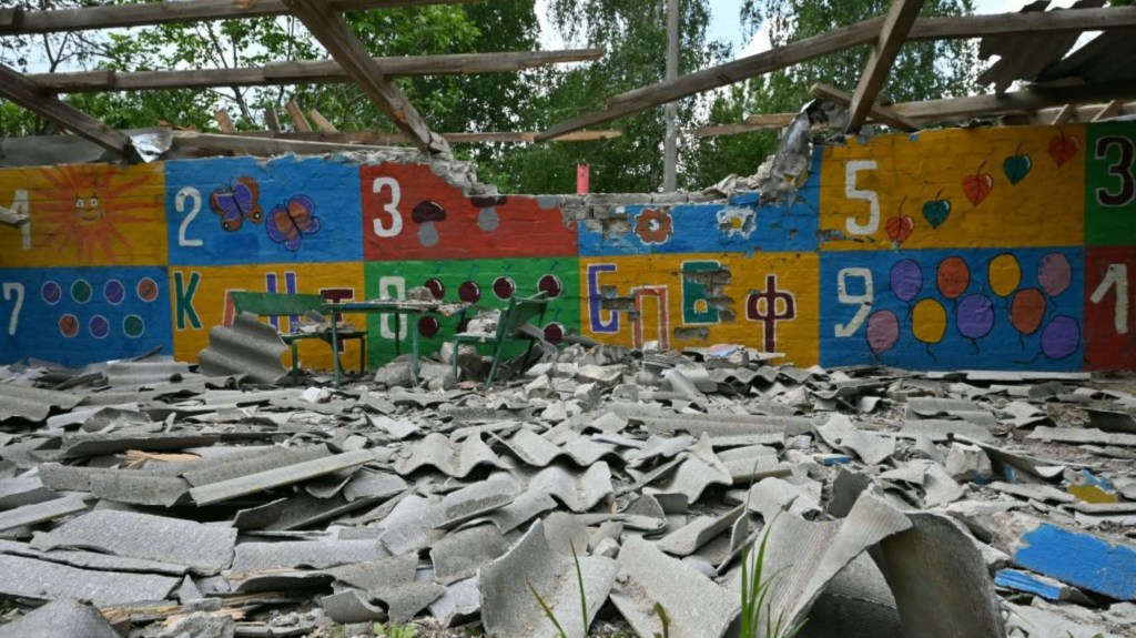 Esta fotografía muestra el patio de recreo destruido de un jardín de niños local en la ciudad de Kupiansk, región de Járkiv, el 26 de mayo de 2023, en medio de la invasión rusa de Ucrania. (Foto: SERGEY BOBOK/AFP vía Getty Images)