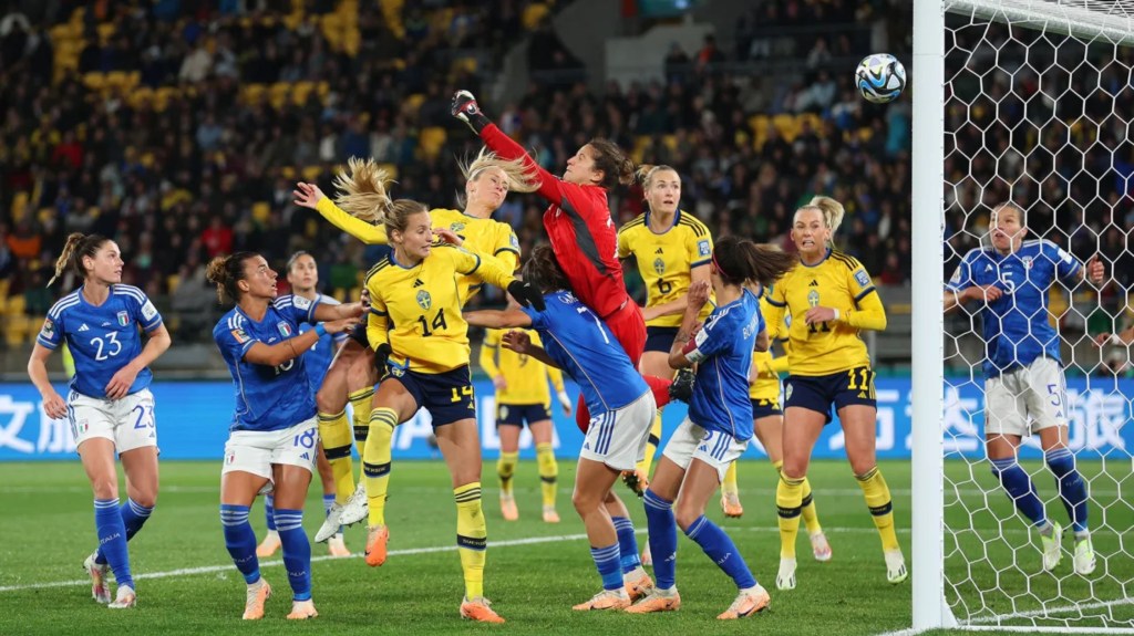 Amanda Ilestedt cabecea para marcar el primer gol de Suecia contra Italia. (Foto: Catherine Ivill/Getty Images)