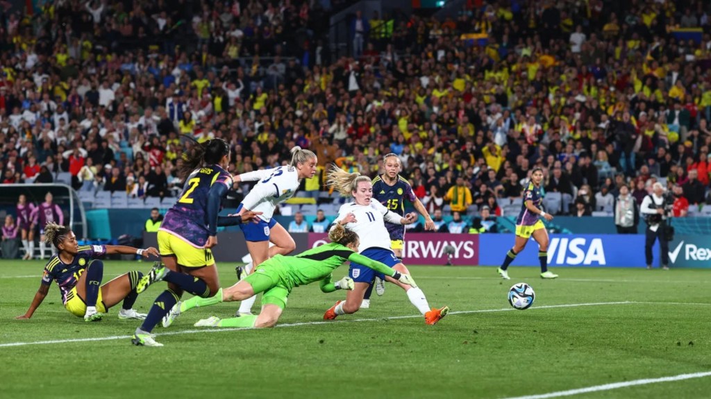Lauren Hemp marca el primer gol de Inglaterra contra Colombia. (Foto: Charlotte Wilson/Offside/Getty Images)