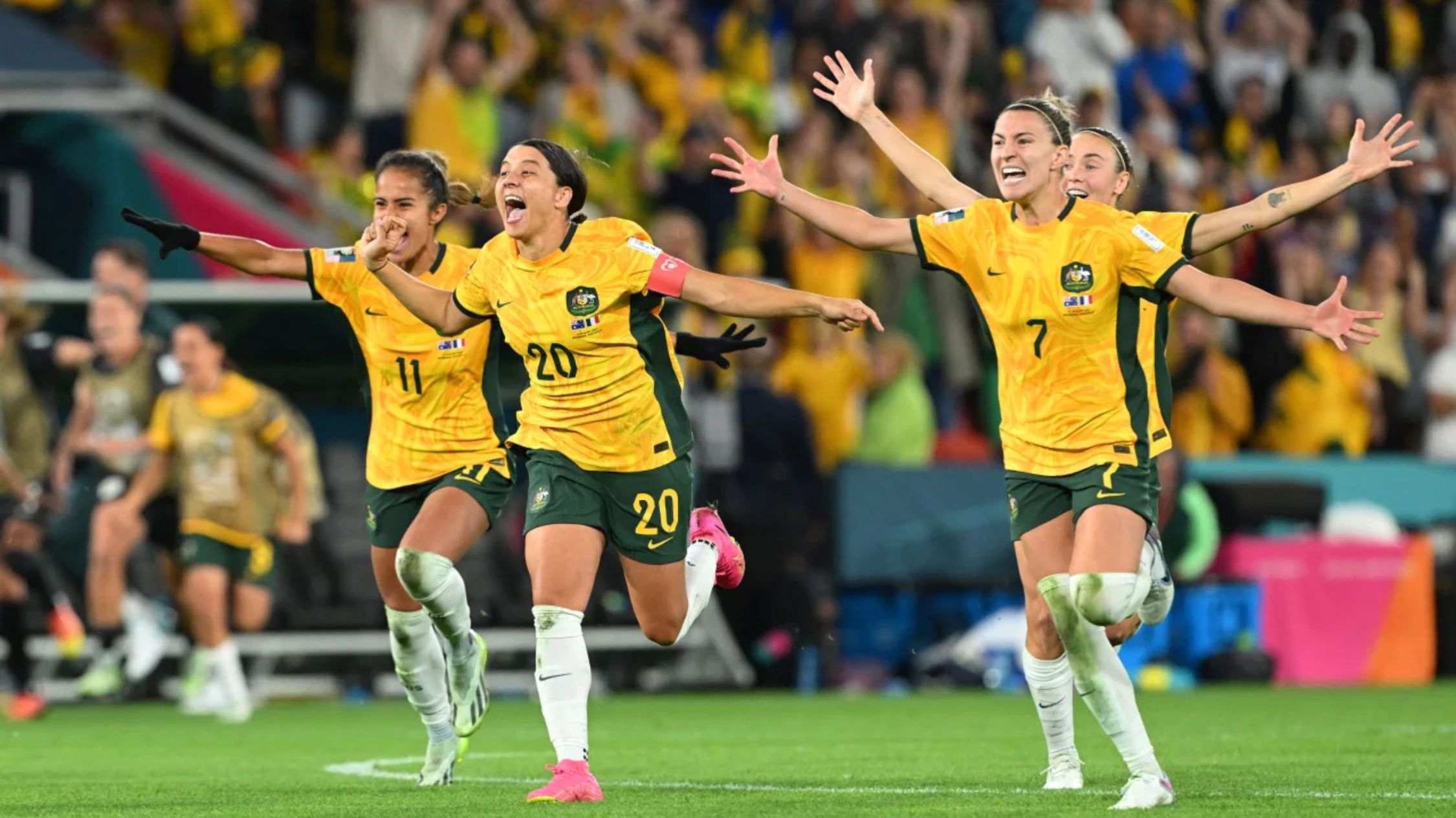 Las jugadoras de Australia celebran tras la tanda de penaltis contra Francia en los cuartos de final del Mundial Femenino. (Foto: Bradley Kanaris/Getty Images)