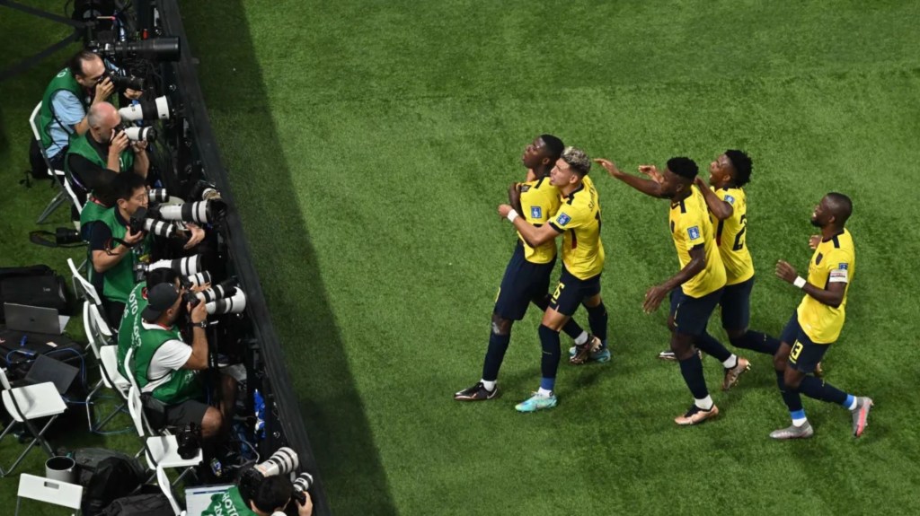 Caicedo (a la izquierda) fue titular con Ecuador en el Mundial de Qatar 2022. (Foto: Manan Vatsyayana/AFP/Getty Images)