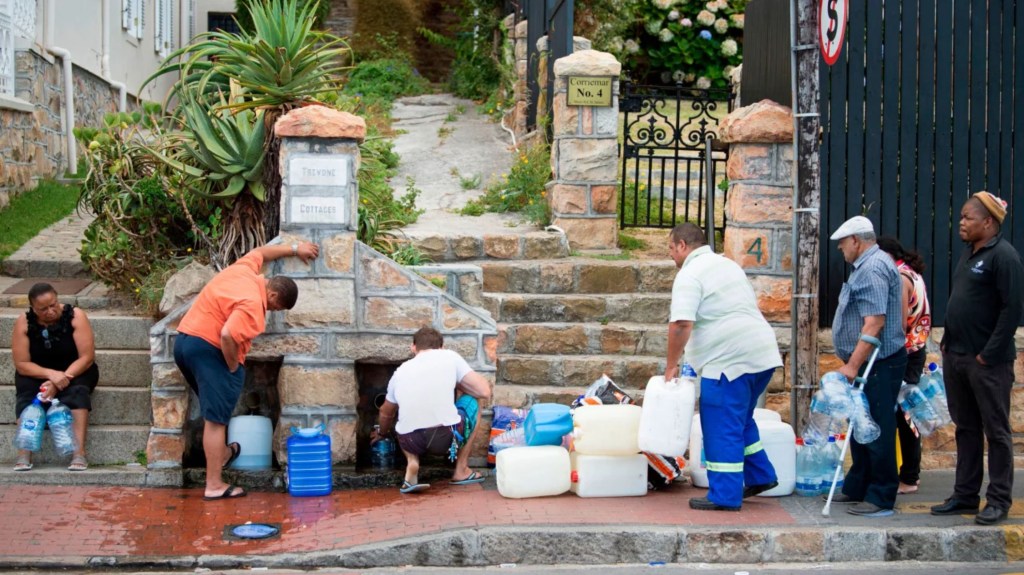 La gente recoge agua potable en Ciudad del Cabo el 19 de enero de 2018, durante una crisis de agua que vio a la ciudad casi quedarse seca. (Foto: Rodger Bosch/AFP/Getty Images)