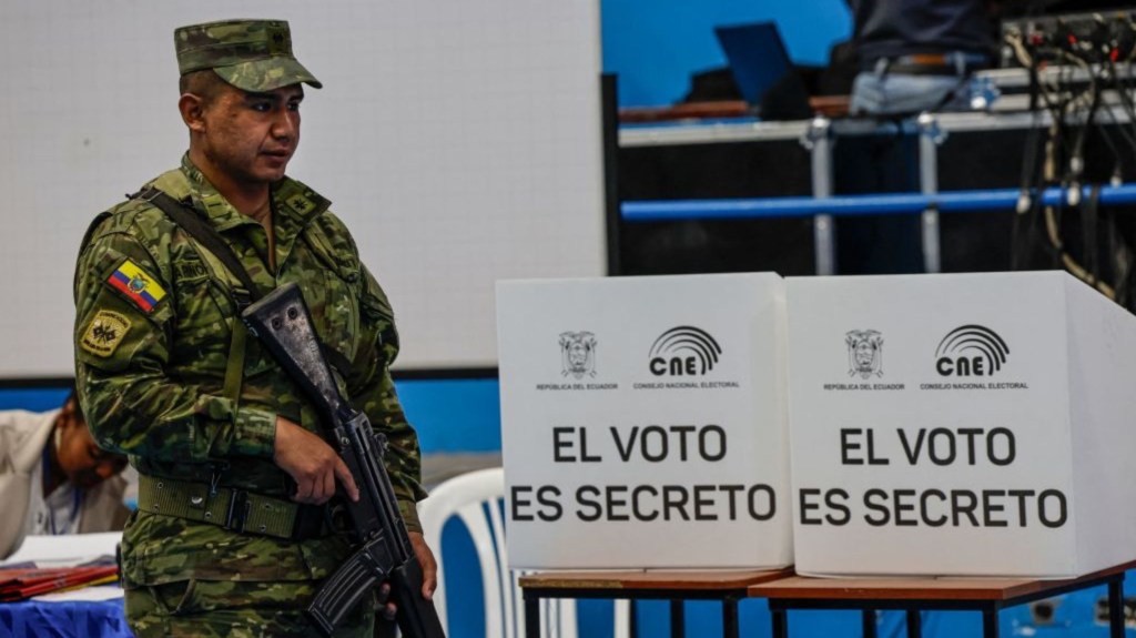 Un soldado monta guardia durante un simulacro para las elecciones presidenciales del domingo 20 de agosto en la Universidad Salesiana de Quito, el 13 de agosto de 2023. (Foto: MARTIN BERNETTI/AFP vía Getty Images)