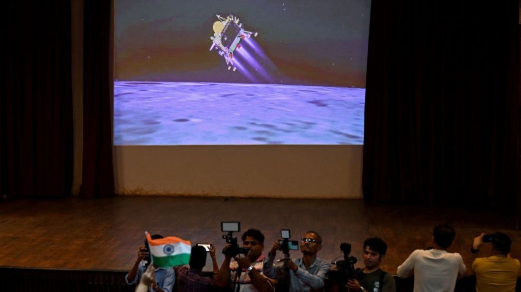 Un grupo de personas observa una transmisión en vivo emitida por el sitio web de la Organización India de Investigación Espacial (ISRO) en el Centro Científico Nehru de Mumbai el 23 de agosto de 2023, minutos antes del exitoso alunizaje de la nave Chandrayaan-3 en el polo sur de la Luna. (Foto: PUNIT PARANJPE/AFP vía Getty Images)
