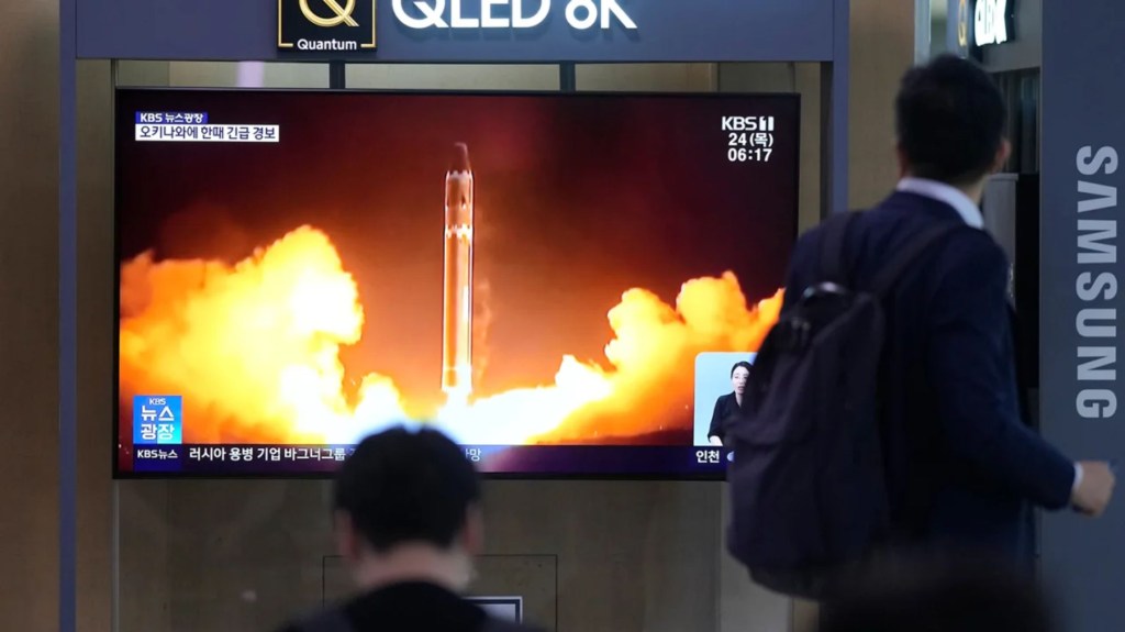 Una pantalla de televisión en la estación de ferrocarril de Seúl (Corea del Sur) muestra un informativo sobre el lanzamiento norcoreano del 24 de agosto. (Foto: Lee Jin-man/AP)