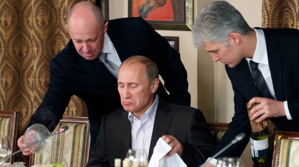Prigozhin (a la izquierda) sirve comida al entonces primer ministro de Rusia, Vladimir Putin (en el centro), durante una cena en el restaurante de Prigozhin a las afueras de Moscú, Rusia, en noviembre de 2011. (Foto: Misha Japaridze/AP)
