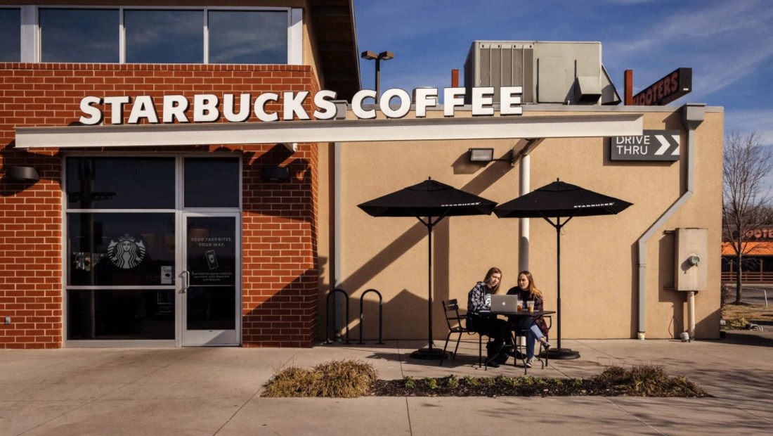 Un grupo de personas sentadas frente a un Starbucks en Knoxville, Tennessee, el 12 de enero de 2022. (Foto: Audra Melton/The New York Times/Redux)