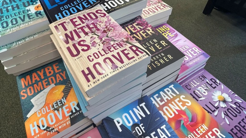 Los libros de Colleen Hoover se exponen en muchas librerías. (Foto: AJ Willingham/CNN)