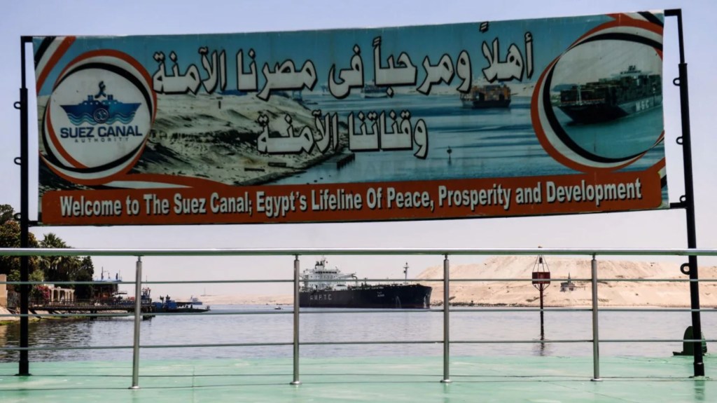 Se coloca un cartel de bienvenida en la orilla del canal de Suez en la ciudad de Ismailiya, en el noreste de Egipto, el 27 de mayo de 2021. (Foto: Ahmad Hassan/AFP/Getty Images)