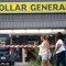 La gente pasa por la tienda Dollar General este domingo en Jacksonville, Florida. (Foto: Sean Rayford/Getty Images)