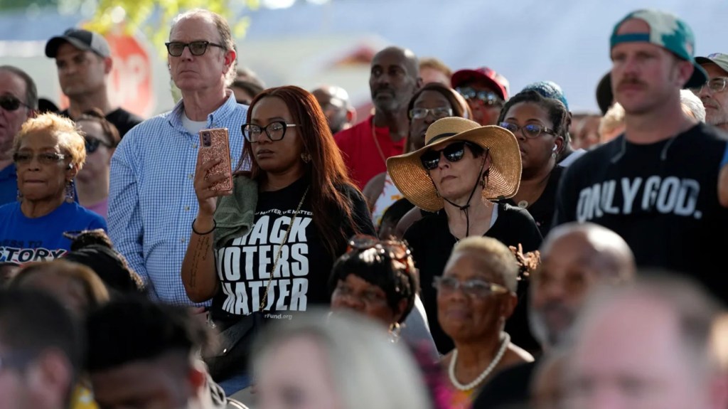 Los residentes de la comunidad de Jacksonville asisten este domingo a una vigilia de oración por las víctimas. (Foto: John Raoux/AP)