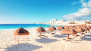 Es posible que Cancún, México, no luzca tan sereno y vacío durante la época navideña si las tendencias de búsqueda de Google Flights se hacen realidad. (Foto: Federico Scotto/Momento RF/Getty Images)