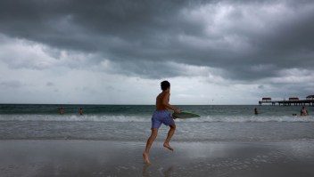 Nubes de tormenta se ciernen sobre las personas mientras disfrutan de la playa antes de la posible llegada del huracán Idalia el 29 de agosto de 2023 a Clearwater Beach, Florida. (Foto: Joe Raedle/Getty Images)