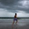 Nubes de tormenta se ciernen sobre las personas mientras disfrutan de la playa antes de la posible llegada del huracán Idalia el 29 de agosto de 2023 a Clearwater Beach, Florida. (Foto: Joe Raedle/Getty Images)