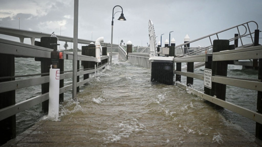 Un muelle en el puerto deportivo de Clearwater Harbor en Clearwater, Florida, se inunda por la subida de la marea el 30 de agosto de 2023, después de que el huracán Idalia tocara tierra. (Foto: MIGUEL J. RODRIGUEZ CARRILLO/AFP vía Getty Images)