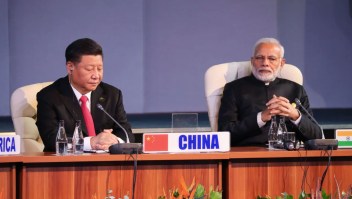 El líder de China, Xi Jinping, y el primer ministro de la India, Narendra Modi, asisten a la décima cumbre de los BRICS el 27 de julio de 2018 en Johannesburgo, Sudáfrica. (Foto: Mike Hutchings/AFP/Getty Images)