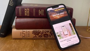 Aplicaciones y programas de inteligencia artificial como 1800CallJesus dicen que ayudan a los creyentes a obtener consejos bíblicos sensatos. (Foto: AJ Willingham/CNN)