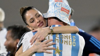 La cantante argentina Tini Stoessel, junto a su entonces pareja Rodrigo De Paul durante una celebración por la Copa del Mundo, el 23 de marzo de 2023. (Crédito: JUAN MABROMATA/AFP via Getty Images)