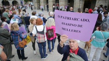 Decenas de personas durante una manifestación contra el crimen machista en Oia, el 5 de junio de 2023, en Pontevedra, Galicia, España. (Foto de Carlos Castro/Europa Press vía Getty Images)