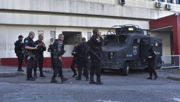 Policías en un operativo contra grupos criminales en el Complexo da Penha, en la zona norte de Río de Janeiro, Brasil, el 2 de agosto de 2023. (Crédito: Fabio Teixeira/Anadolu Agency via Getty Images)